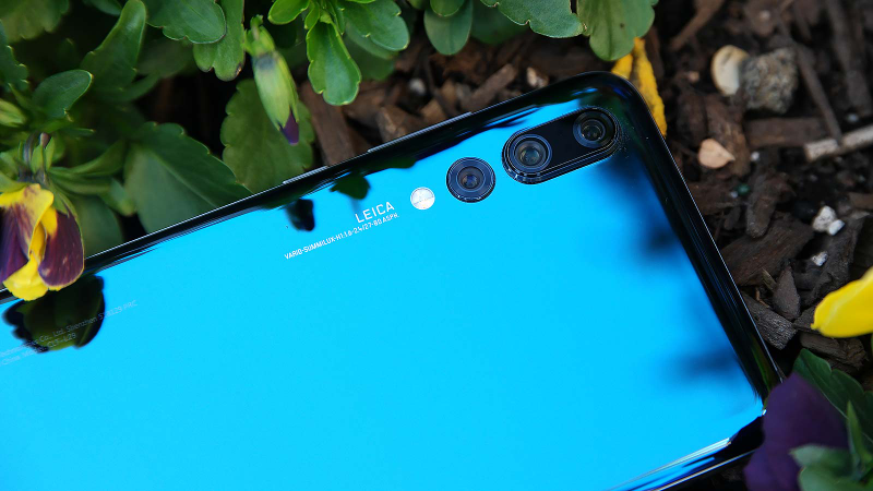 From left to right, you’re looking at the P20 Pro’s 20-MP monochrome camera, a 40-MP RGB camera, and an 8-MP camera with a 3x optical zoom.